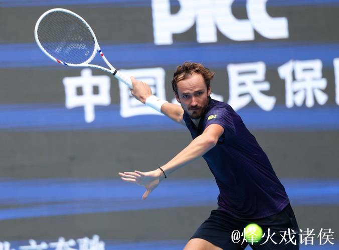 ATP巴黎大师赛：梅德韦杰夫横扫晋级 阿利亚西姆逆转